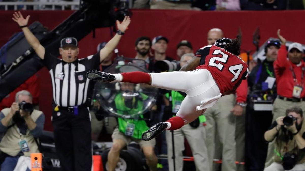 Atlanta Falcons' Devonta Freeman dives in the end zone after scoring a touchdown during the first half of the NFL Super Bowl 51 football game Sunday, Feb. 5, 2017, in Houston.