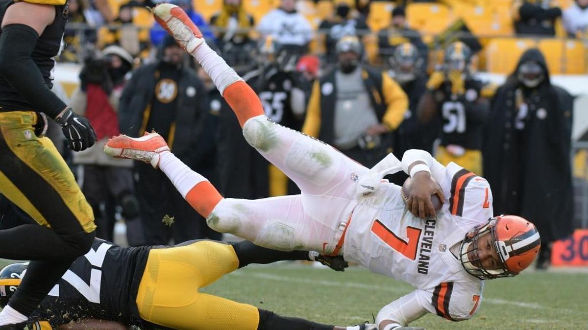 Cleveland Browns quarterback DeShone Kizer (7) plays against the Pittsburgh Steelers in an NFL football game on Sunday, Dec. 31, 2017, in Pittsburgh. The Browns became just the second team in NFL history to go winless in the regular season.