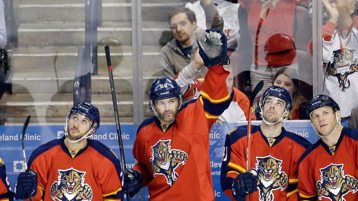 Jaromir Jagr acknowledges the crowd after receiving a standing ovation after his second goal against Winnipeg last season.