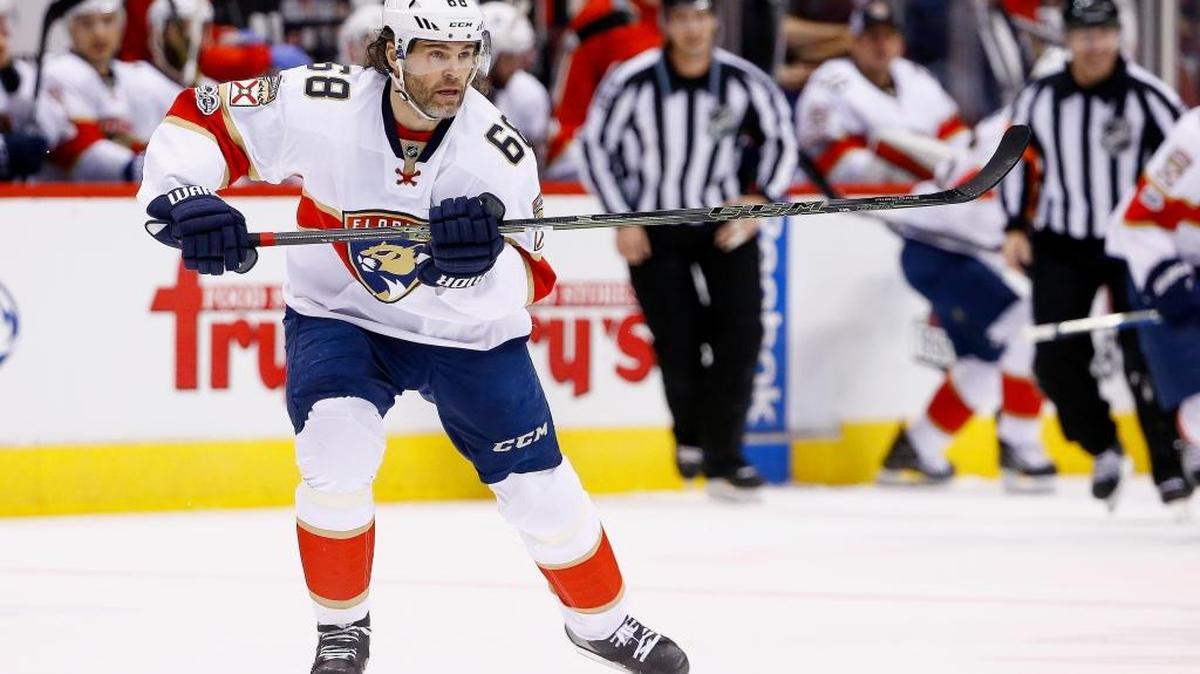 Florida’s Jaromir Jagr skates to the puck against the Arizona Coyotes on Monday night.