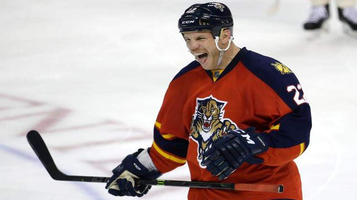 
Shawn Thornton, above, tried to square off with Ottawa’s Chris Neil on Friday night, but the referees stopped the fight when Thornton’s helmet came off.
