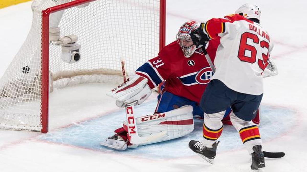 
Montreal Canadiens goalie Carey Price and Florida Panthers' Dave Bolland watch the puck go into the net on a goal by Panthers' Tomas Fleischmann during the second period of an NHL hockey game Thursday, Feb. 19, 2015, in Montreal. 
