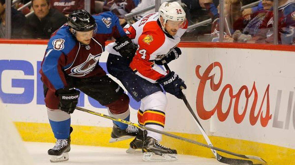 
Fight for the puck: The Panthers’ Brad Boyes and Colorado’s John Mitchell battle for control Tuesday.
