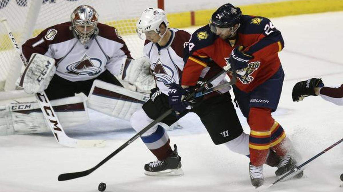 
Colorado defenseman Nick Holden prevents Brad Boyes (24) from taking a shot at goaltender Seymon Varlamov during the first period of the Avalanche’s 4-2 victory against the Panthers on Thursday night.
