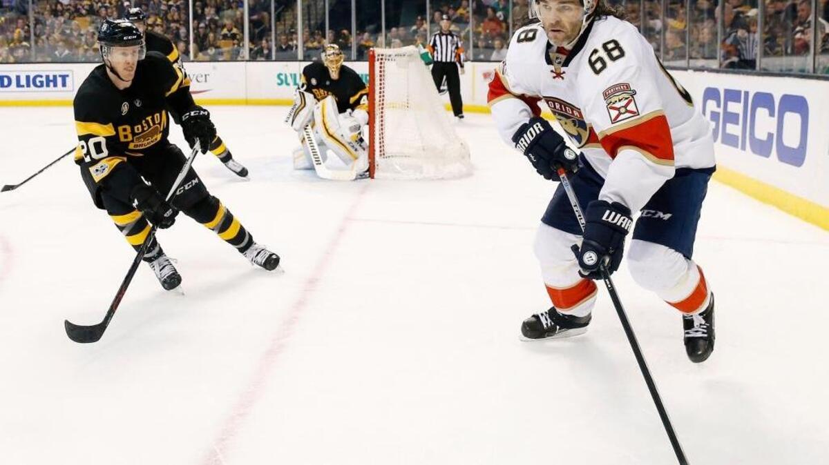 Jaromir Jagr of the Florida Panthers works the puck during the third period of Saturday’s loss in Boston to the Bruins.
