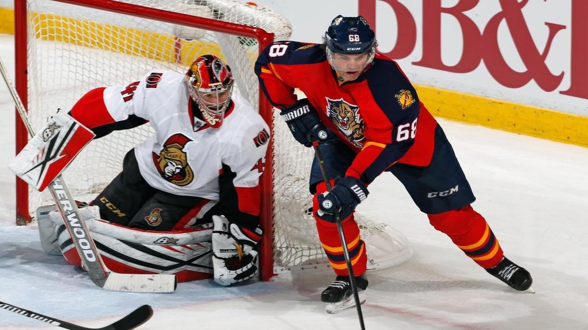 Jaromir Jagr, right, joked about losing some of his teeth during Tuesday night’s shootout victory over the Senators.