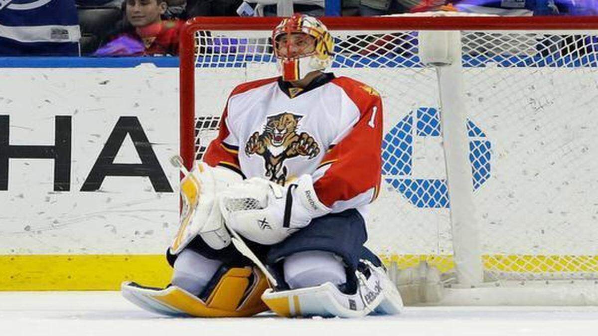 
Florida Panthers goalie Roberto Luongo (1) reacts after Tampa Bay Lightning right wing Ryan Callahan scored what proved to be the winning goal during the third period Tuesday, March 24, 2015, in Tampa, Fla. 
