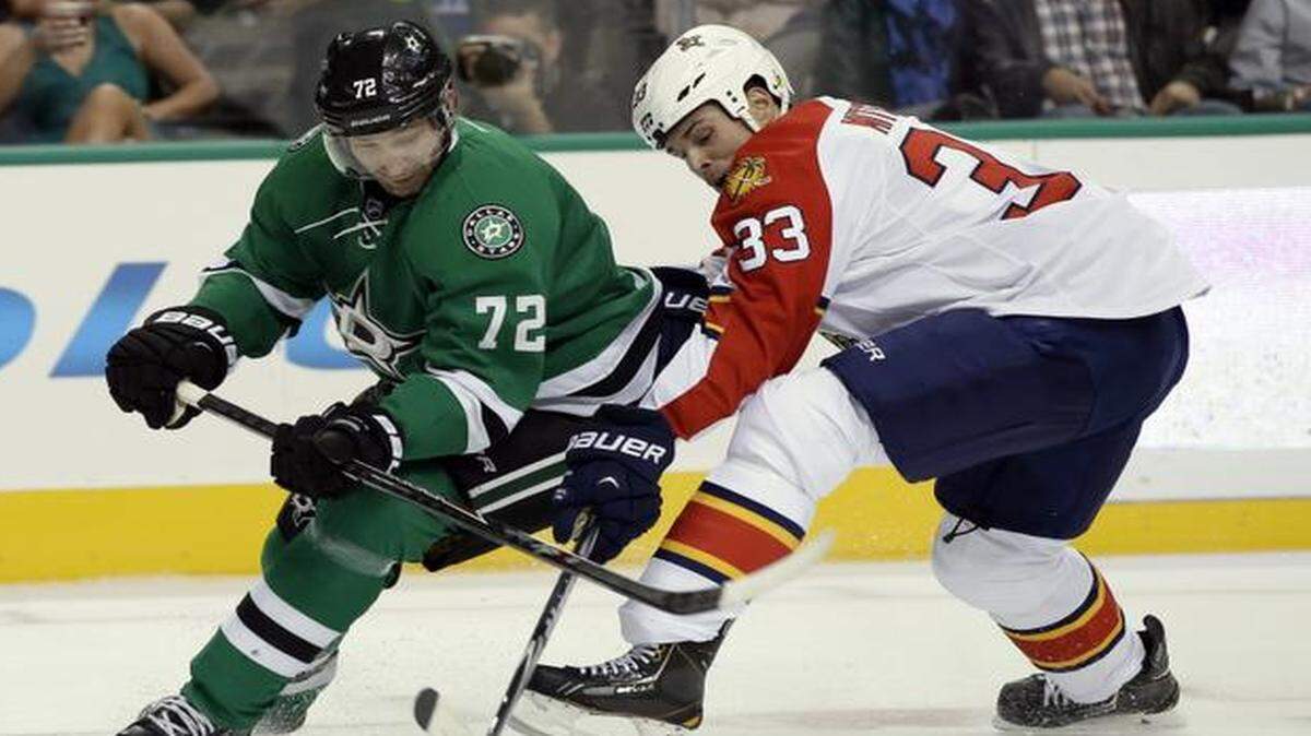 
Dallas Stars' Erik Cole (72) and Florida Panthers' Willie Mitchell (33) compete for control of the puck during a preseason game, Monday, Sept. 29, 2014, in Dallas. 
