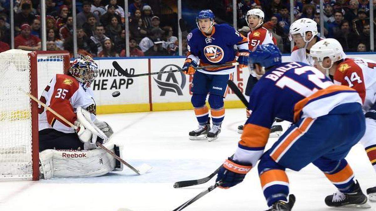 
Florida Panthers goalie Al Montoya blocks a shot on goal as New York Islanders center Ryan Strome at Nassau Coliseum on Tuesday, Feb. 3, 2015, in Uniondale, N.Y. 
