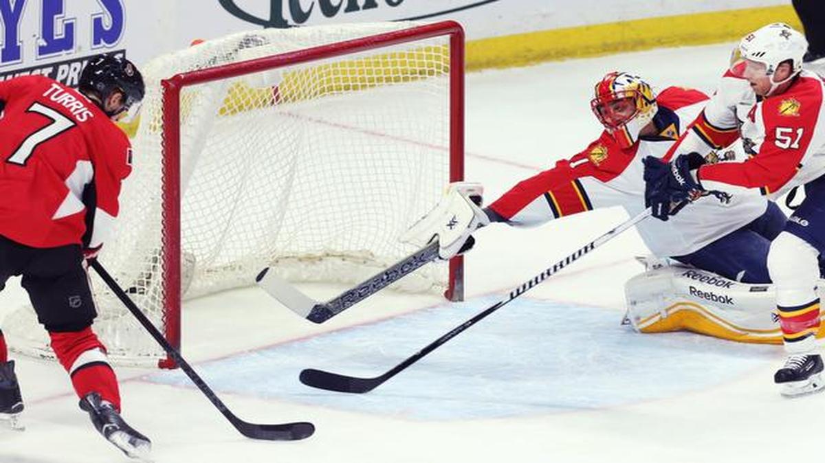 
Ottawa Senators' Kyle Turris (7) prepares to shoot the puck and score as Florida Panthers goaltender Roberto Luongo (1) and teammate Brian Campbell react during first period NHL hockey action in Ottawa, Ontario on Feb, 21, 2015.

