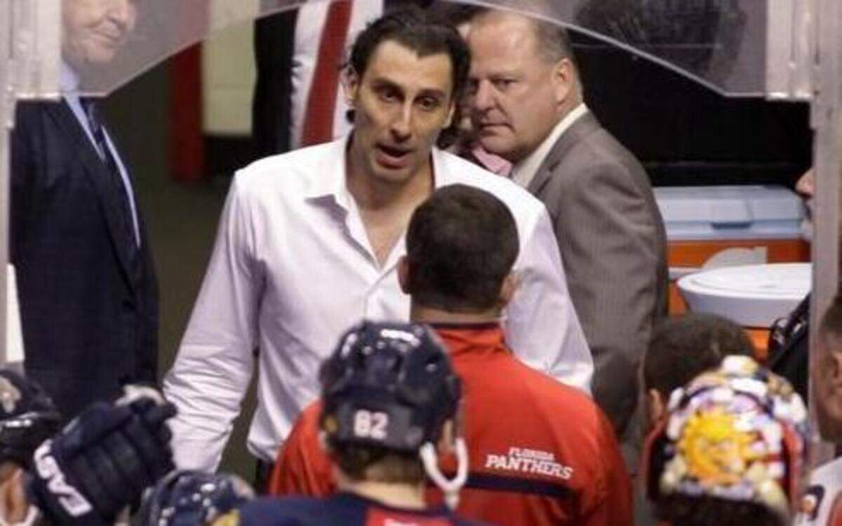 
Florida Panthers goalie Roberto Luongo, center, talks to athletic trainer Dave Zenobi as coach Gerard Gallant, right rear, listens during a game against the Toronto Maple Leafs, Tuesday, March 3, 2015, in Sunrise, Fla. 
