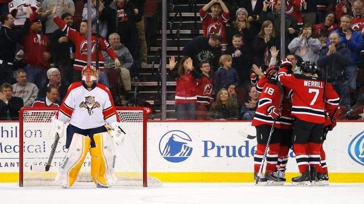 
New Jersey Devils players, right, celebrate after Mike Cammalleri scored a goal on Florida Panthers goalie Roberto Luongo, left, during the first period of an NHL hockey game in Newark, N.J. on Jan. 31, 2015.
