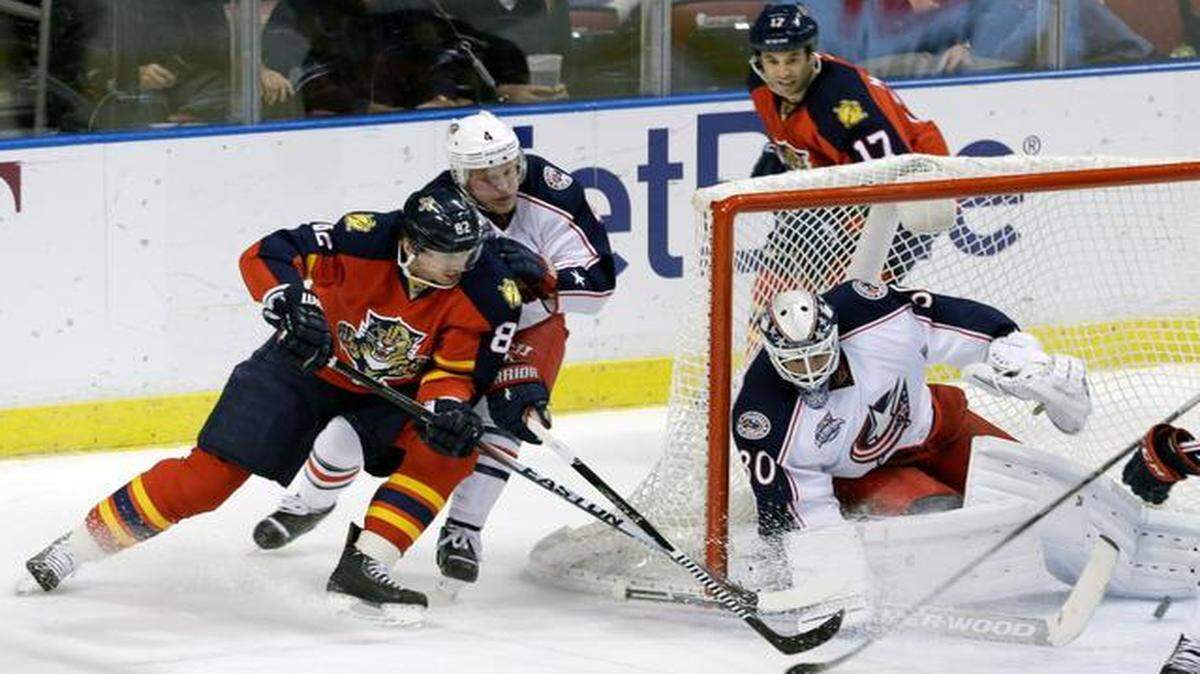 
Blue Jackets goalie Curtis McElhinney blocks a shot by Tomas Kopecky in the first period of the Panthers’ 3-2 victory Thursday night. 
