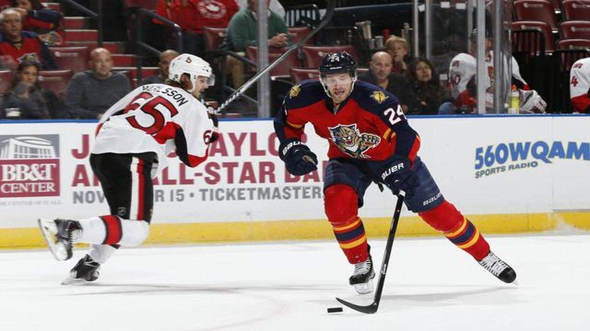 
Brad Boyes #24 of the Florida Panthers skates towards the net past Erik Karlsson #65 of the Ottawa Senators at the BB&T Center on October 13, 2014 in Sunrise, Florida. 
