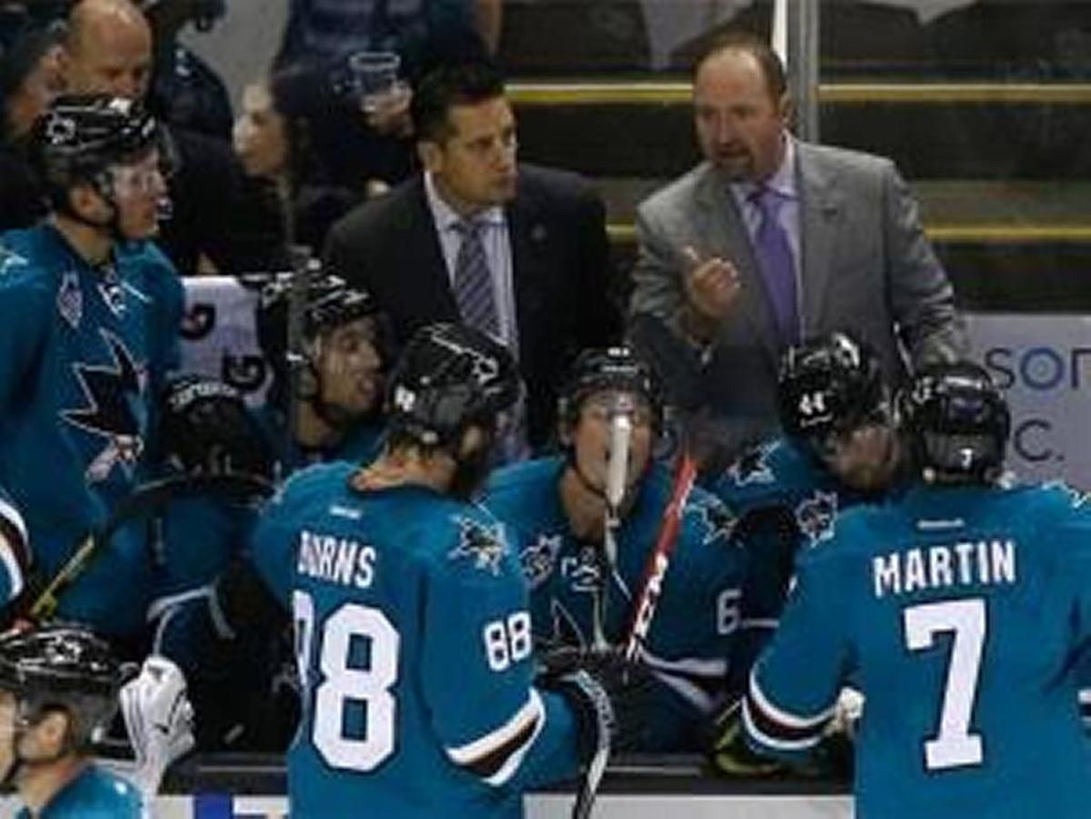Bob Boughner, center, on the San Jose Sharks bench with former Florida Panthers coach Pete DeBoer (right).