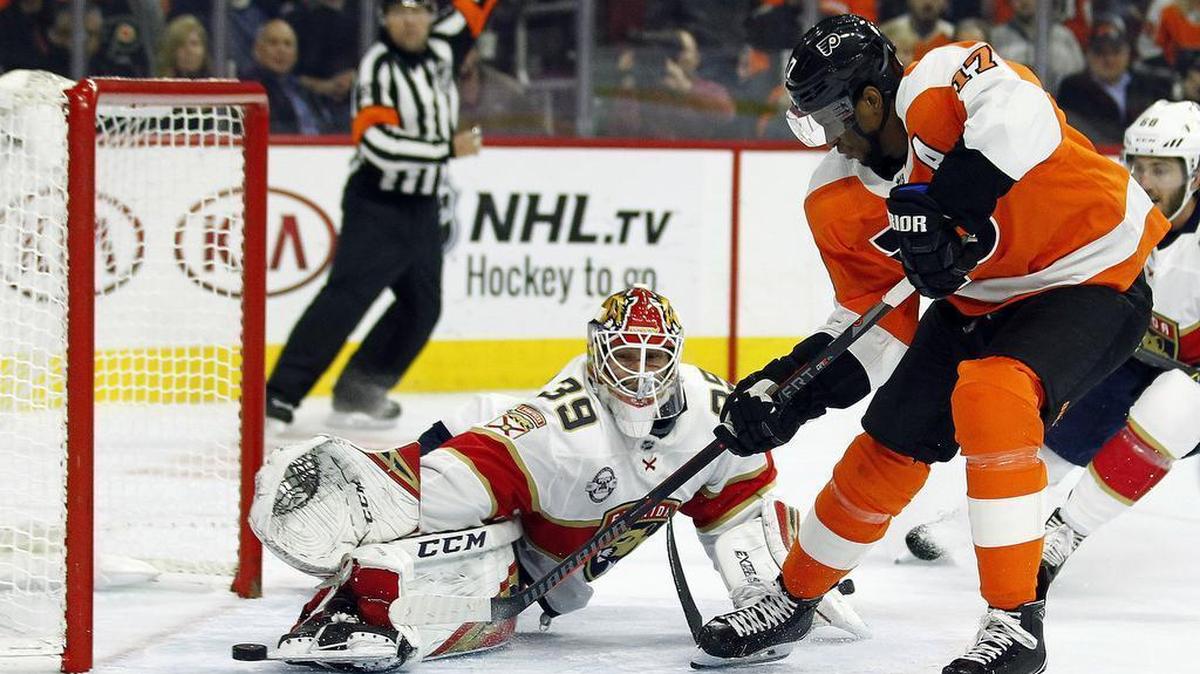 Philadelphia Flyers’ Wayne Simmonds, right, scores past Florida Panthers goalie Michael Hutchinson during the second period of an NHL hockey game, Tuesday, Oct. 16, 2018, in Philadelphia.