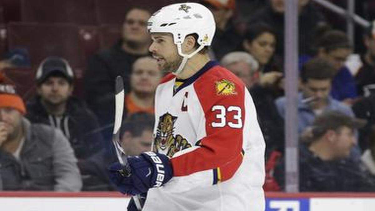 
Florida Panthers’ Willie Mitchell is shown against the Philadelphia Flyers, Thursday, Dec. 18, 2014, in Philadelphia.
