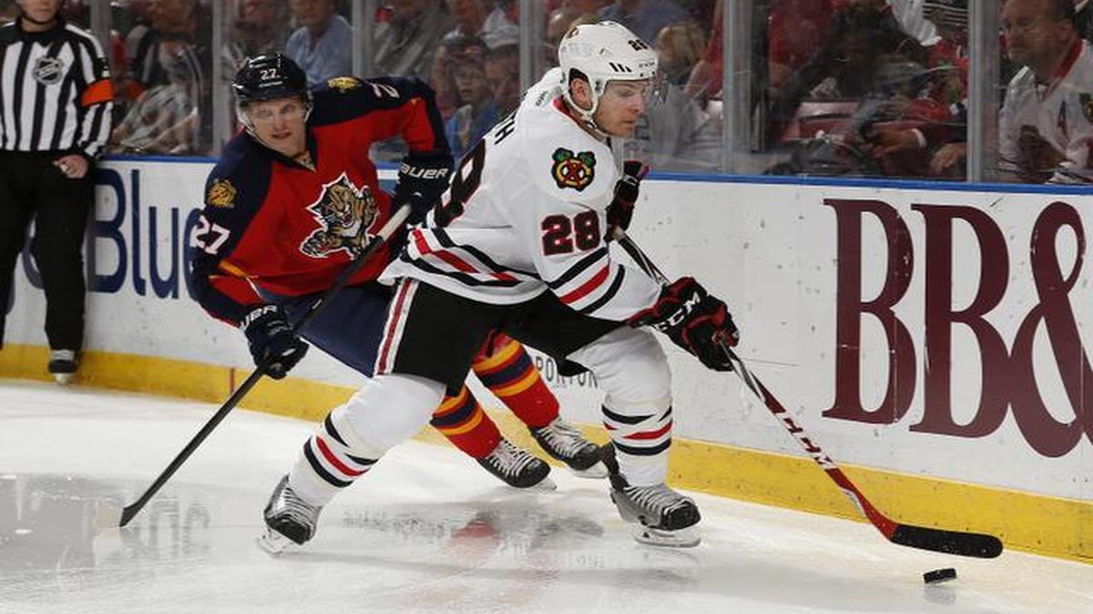 
Florida Panthers forward Nick Bjugstad (27) pursues Chicago Blackhawks forward Ben Smith (28) as he circles behind the net with the puck during the first period of an NHL hockey game, Thursday, Feb. 26, 2015 in Sunrise, Fla. 
