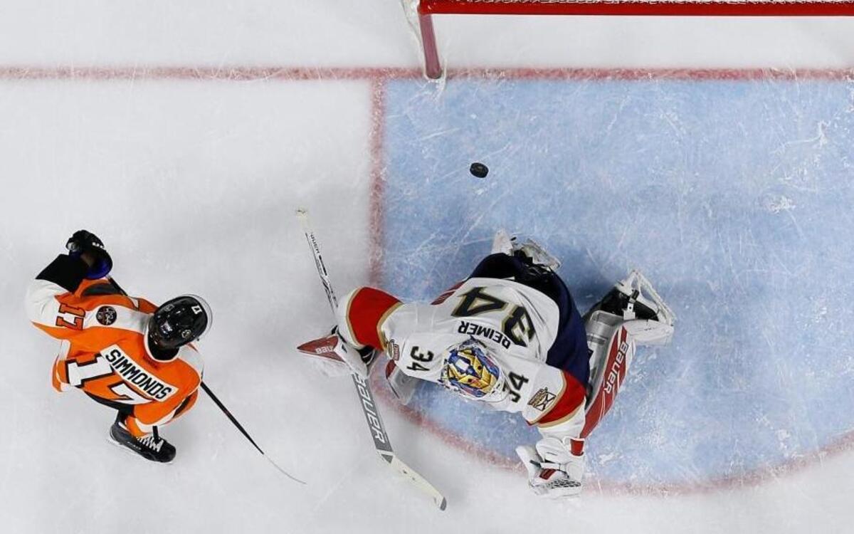 Philadelphia Flyers' Wayne Simmonds, left, scores a goal past Florida Panthers' James Reimer during the second period of an NHL hockey game, Tues., Dec. 6, 2016, in Philadelphia.