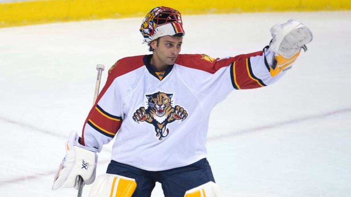 
Florida Panthers goalie Roberto Luongo (1) acknowledges the crowd following a tribute to former Vancouver Canucks during an NHL hockey game between the teams in Vancouver, British Columbia on Jan. 8, 2015.
