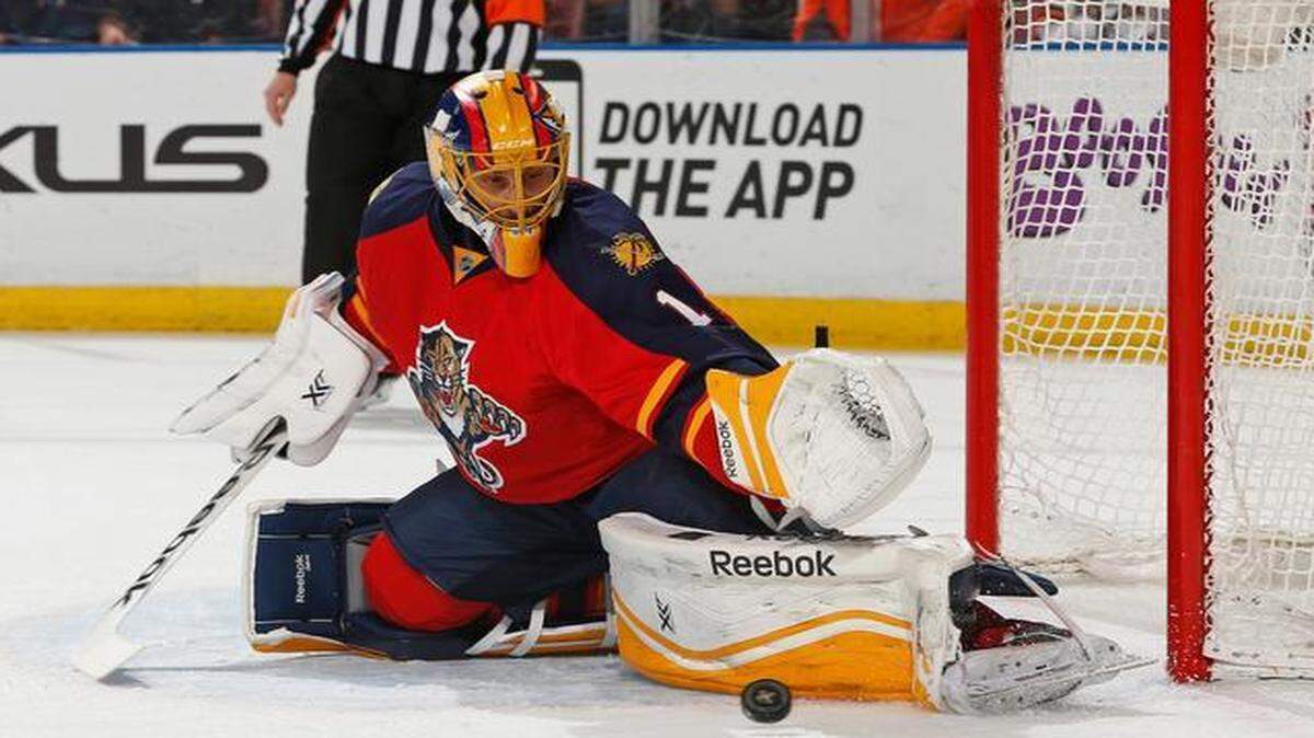 
Goaltender Roberto Luongo #1 of the Florida Panthers defends the net against the Boston Bruins during first period action at BB&T Center on March 21, 2015.
