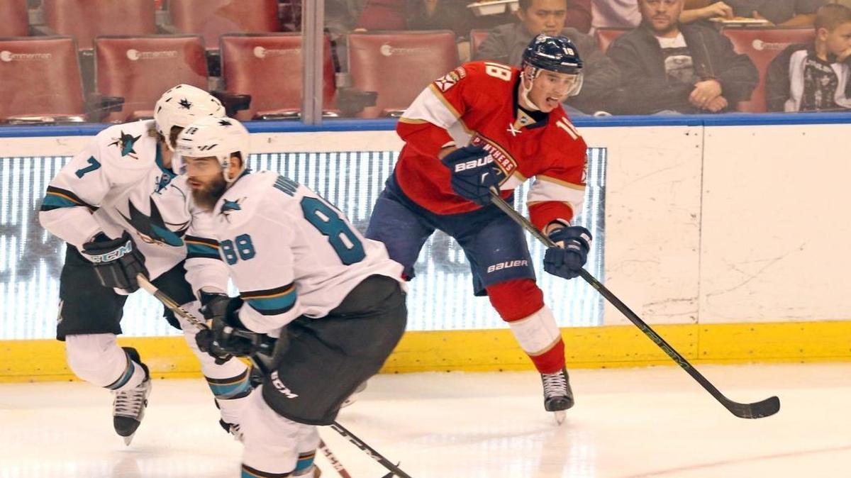 Florida winger Reilly Smith passes the puck against the San Jose Sharks on November 10, 2016.