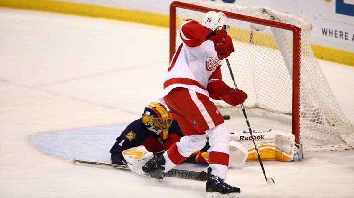 
 Drew Miller scores a short-handed goal to put Detroit ahead 1-0 in the first period. 
