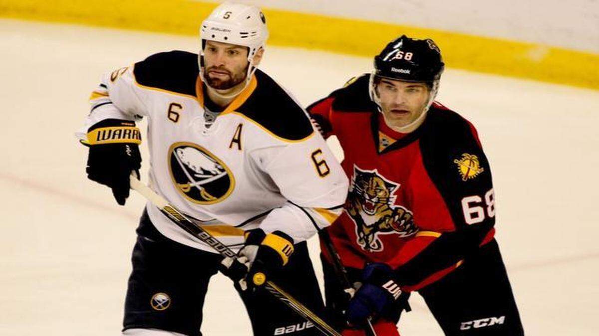 
Jaromir Jagr, right, mixes it up with the Buffalo Sabres’ Mike Weber during Jagr’s first game with the Panthers on Saturday.
