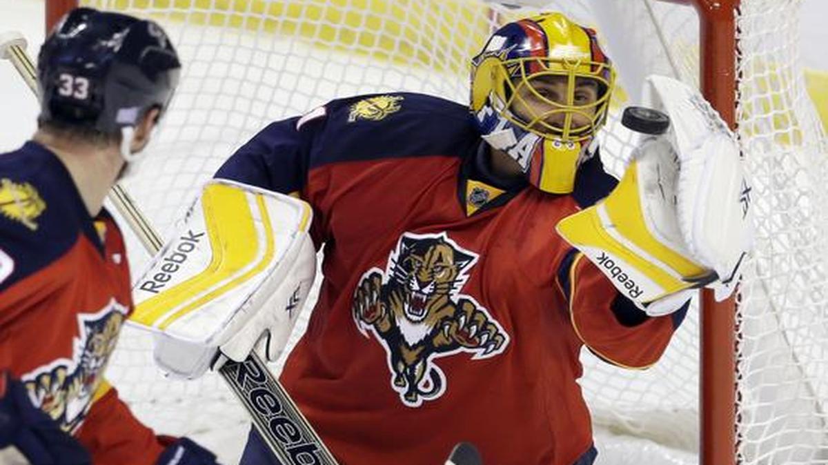 
Florida Panthers goalie Roberto Luongo (1) stops a shot by the Philadelphia Flyers in the third period of an NHL hockey game in Sunrise, Fla., Saturday, Nov. 1, 2014. The Panthers won 2-1. 
