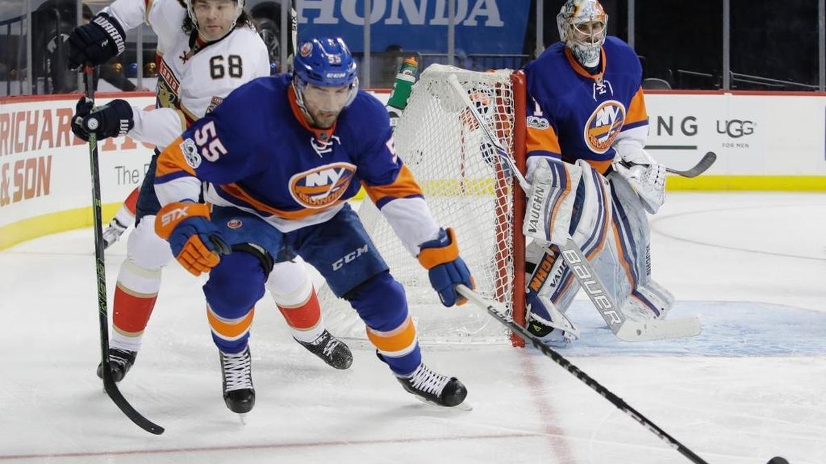 Florida’s Jaromir Jagr battles Johnny Boychuk for control of the puck near Islanders’ goalie Thomas Greiss during the first period of Wednesday’s game in Brooklyn.