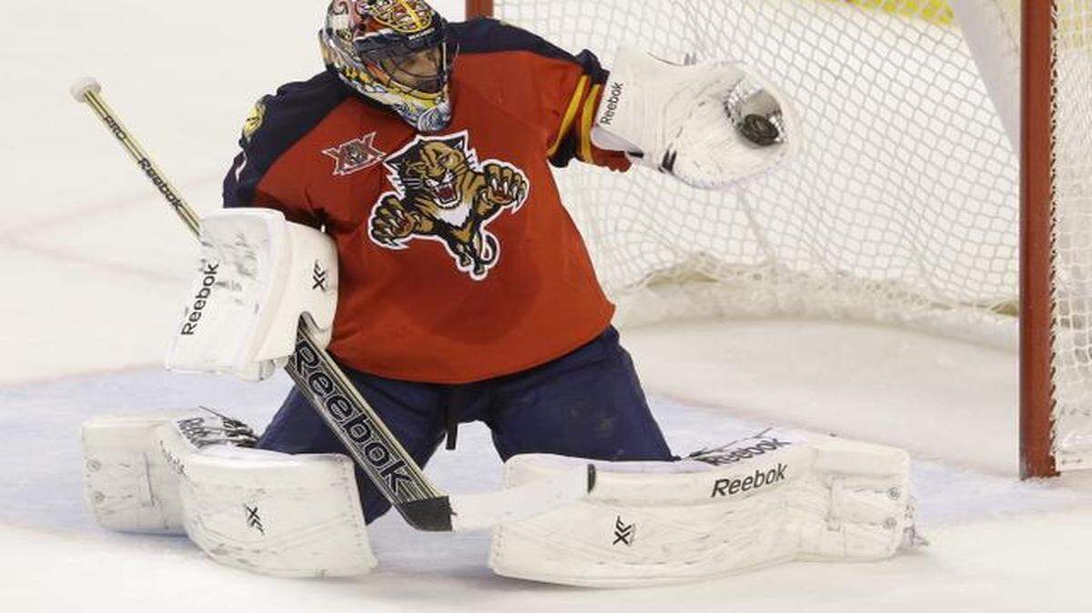 
Florida Panthers goalie Roberto Luongo makes a save during the third period of an NHL hockey game against the Ottawa Senators, Tuesday, March 25, 2014 in Sunrise, Fla. Luongo made 37 saves as the Panthers defeated the Senators 3-2 in a shootout. 
