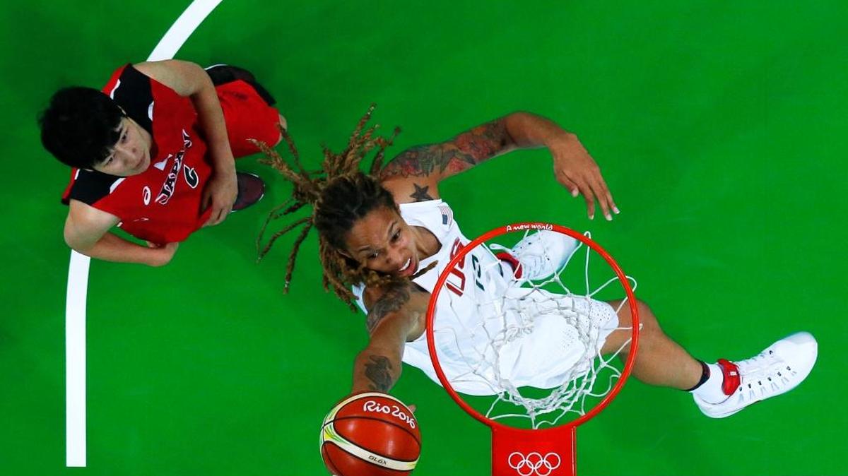 Brittney Griner, right, drives to the basket past Japan’s Yuka Mamiya during Tuesday’s quarterfinal victory in Rio.