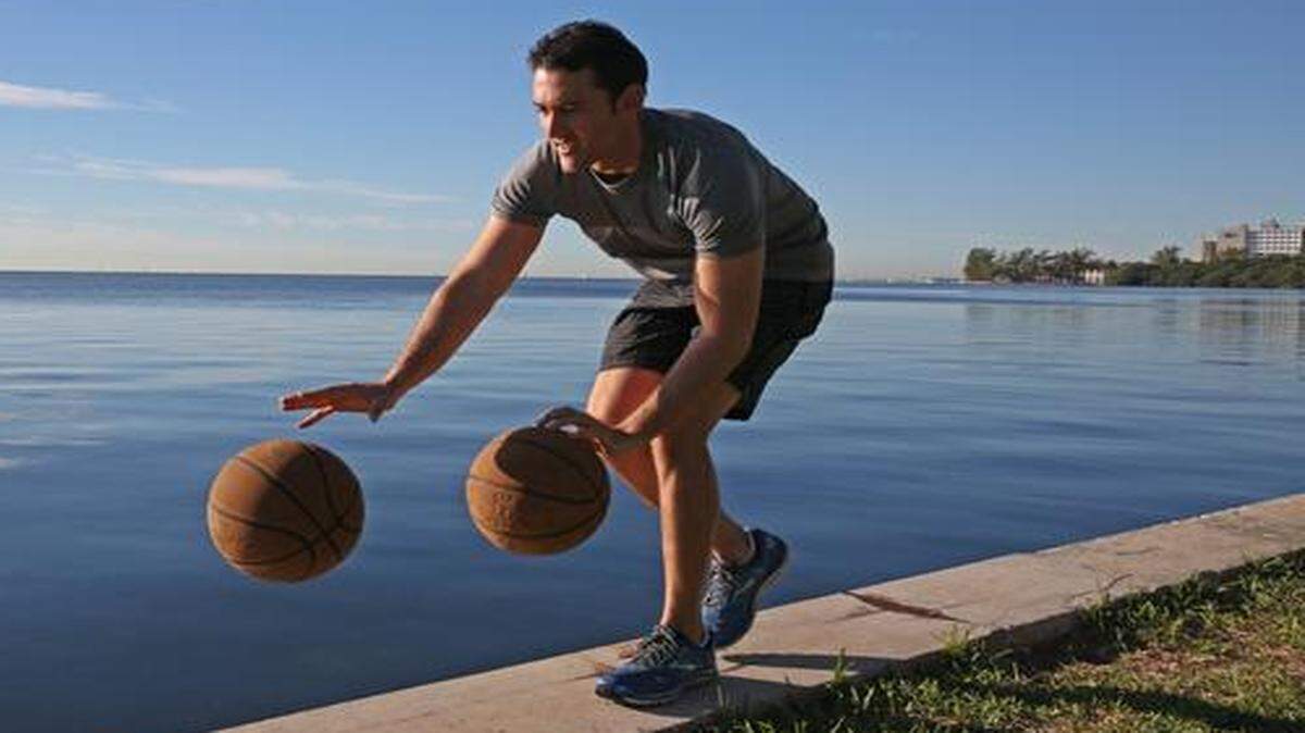 
Darren Weissman dribbles two basketballs while practicing Monday, Jan. 19, 2015 at Alice Wainwright Park in preparation for the Miami Marathon.
