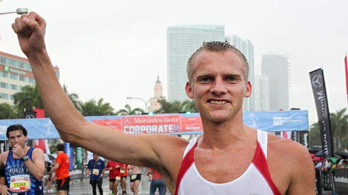 
Winner Bret Fransen, of Mount Sinai Hospital, finished with a time of 15:22 at the Mercedes-Benz Corporate Run on Thursday, April 23, 2015.
