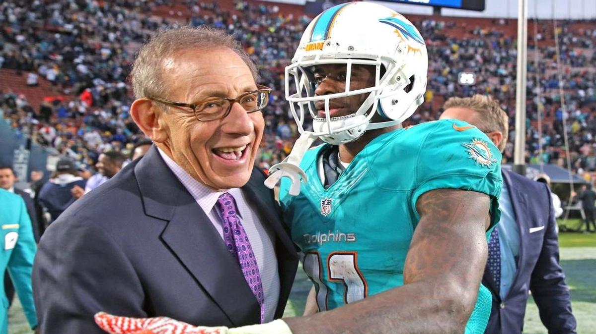 Miami Dolphins owner Stephen Ross celebrates with DeVante Parker after Parker caught the winning touchdown as they defeat the Los Angeles Rams at the Los Angeles Memorial Coliseum in Los Angeles, California, Nov. 20, 2016.