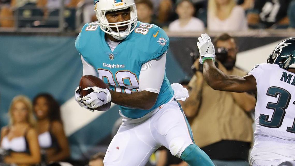 Miami Dolphins tight end Julius Thomas catches a TD pass in an NFL preseason game against the Philadelphia Eagles.