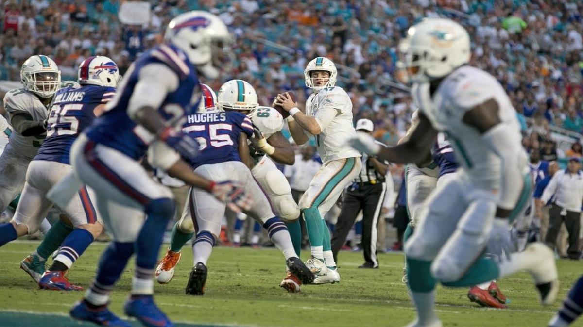 
Miami Dolphins quarterback Ryan Tannehill (17) looks to pass in the fourth quarter. The Miami Dolphins host the Buffalo Bills in the home opener at Sun Life Stadium in Miami Gardens on Sunday, September 27, 2015.
