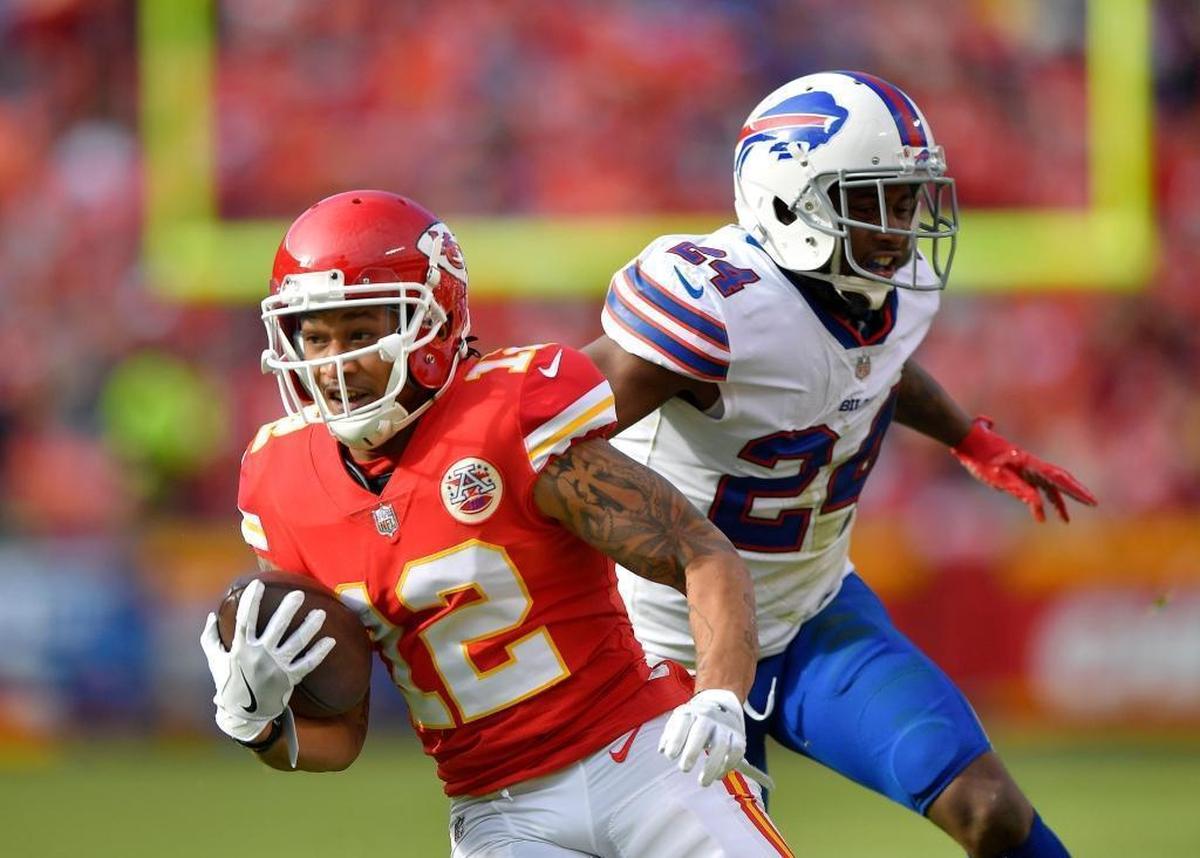 Kansas City Chiefs wide receiver Albert Wilson heads for the end zone past Buffalo Bills defensive back Leonard Johnson for a touchdown in the third quarter on Sun., Nov. 26, 2017 at Arrowhead Stadium in Kansas City, Mo.