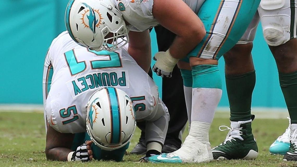 Miami Dolphins center Mike Pouncey had a minor injury scare against the Jets in 2017, but otherwise emerged from the season unscathed.