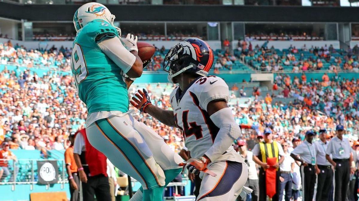 The Miami Dolphins’ Julius Thomas catches a touchdown against the Denver Broncos on Sunday, Dec. 4, 2017.
