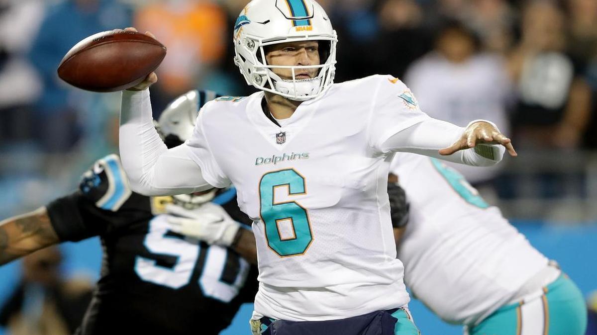 Jay Cutler struggled throwing to his left against the Carolina Panthers on Nov. 13, 2017.
