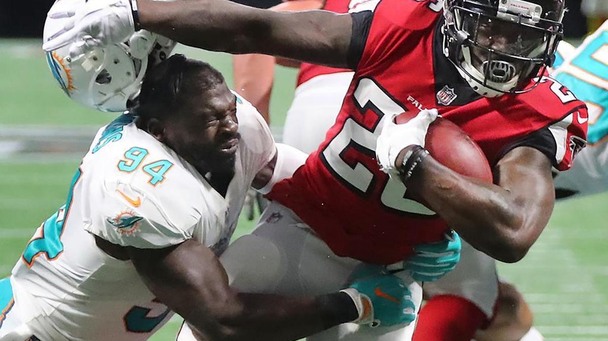 Linebacker Lawrence Timmons loses his helmet but makes a tackle of Atlanta Falcons running back Tevin Coleman earlier this season.