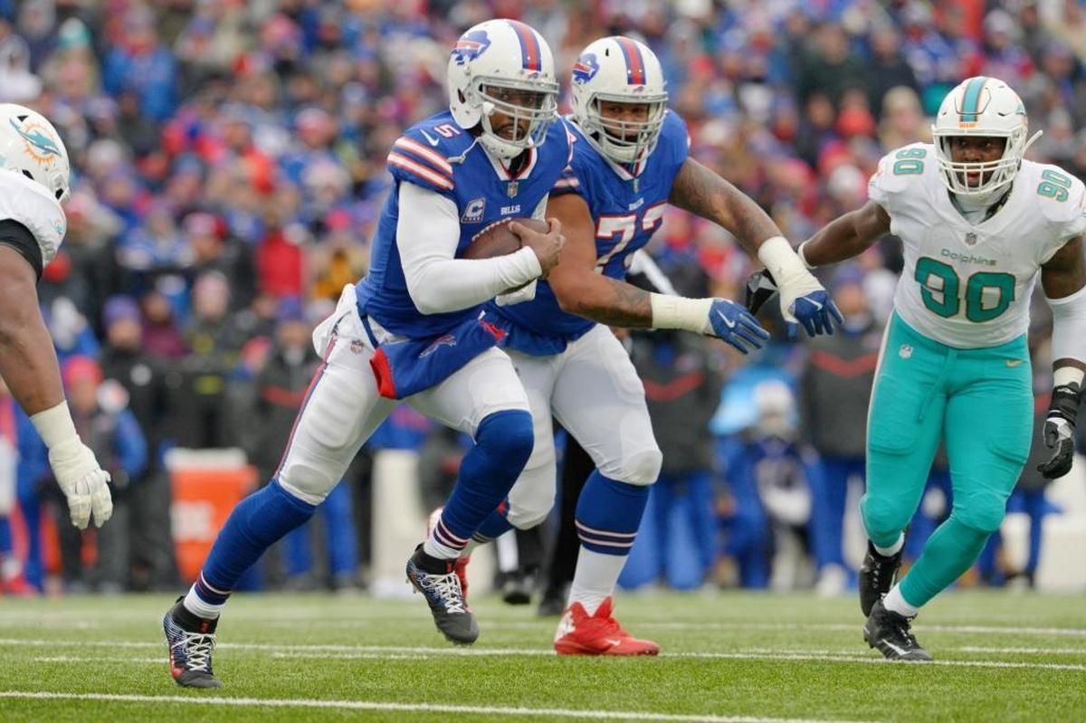 Buffalo Bills quarterback Tyrod Taylor (5) rushes during the first half of an NFL football game against the Miami Dolphins Sun., Dec. 17, 2017, in Orchard Park, N.Y.