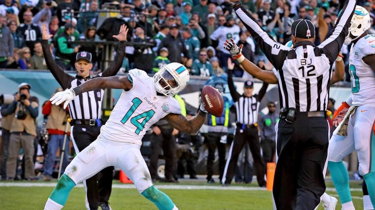 Jarvis Landry scores a fourth quarter touchdown for the Miami Dolphins against the Philadelphia Eagles at Lincoln Financial Field in Philadelphia on Sunday, Nov. 15, 2015.