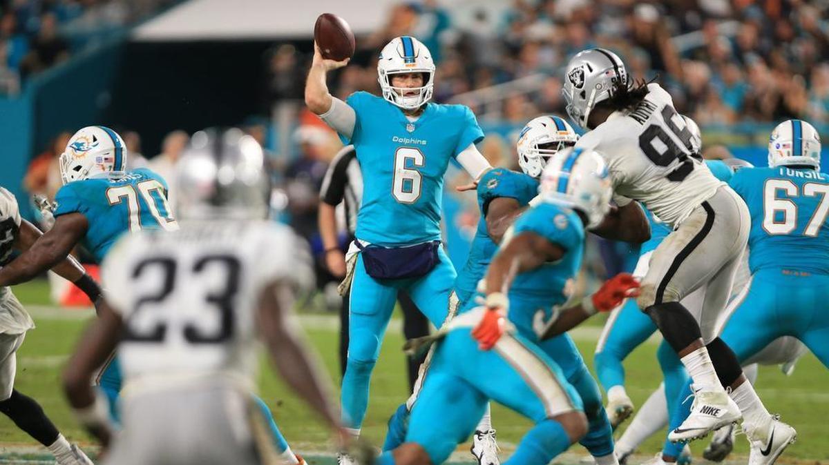 Miami Dolphins quarterback Jay Cutler had one of his best games in recent years Sunday night against the Oakland Raiders.