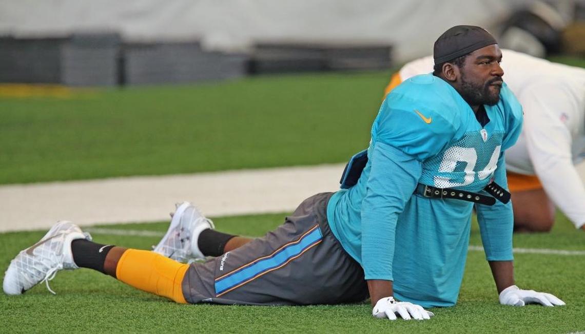 Miami Dolphins LB Lawrence Timmons (94) returns to practice at the Miami Dolphins training facility in Davie, Fla., Sept. 27, 2017. Timmons disappeared at the beginning of the regular season.