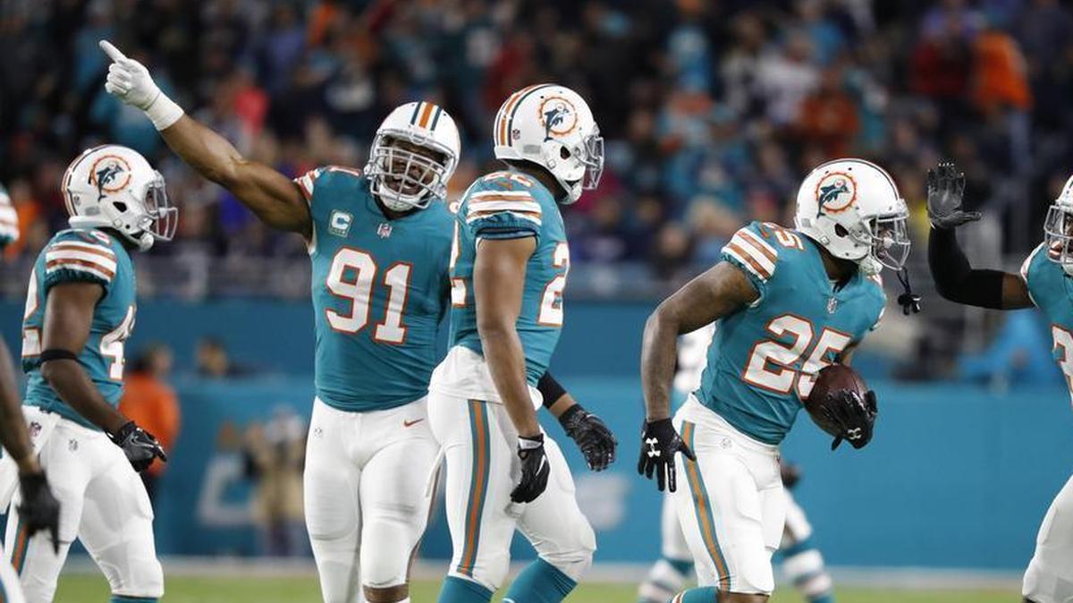 Miami Dolphins cornerback Xavien Howard (25) gets congratulations from teammates after a first-quarter interception against New England Monday night.