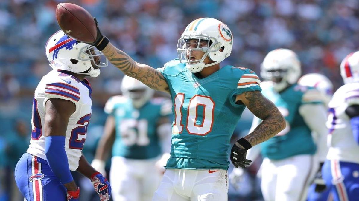 Miami Dolphins wide receiver Kenny Stills (10) signals a first down in the first quarter as the Miami Dolphins host the Buffalo Bills at Hard Rock Stadium on Sun., Oct. 23, 2016.
