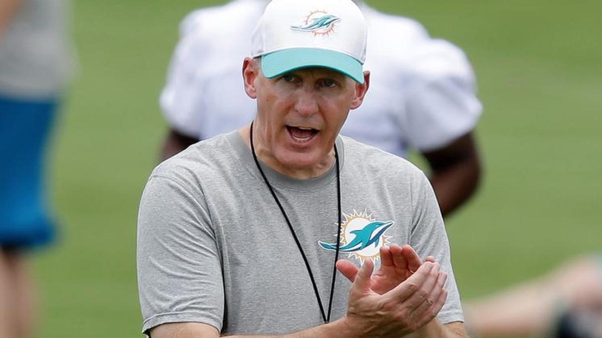 
Miami Dolphins head coach Joe Philbin talks to players during an NFL football organized team activity, Tuesday, May 26, 2015, at the Dolphins training facility in Davie, Fla. 
