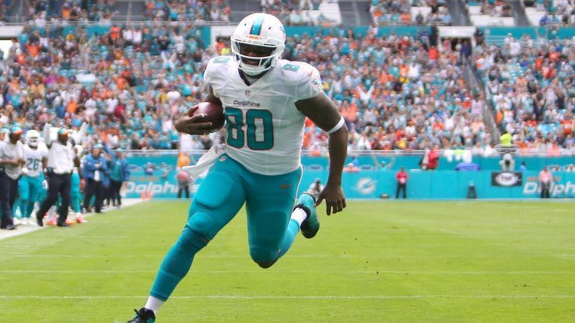 Miami Dolphins tight end Dion Sims scores a touchdown against Arizona Cardinals in 2016. The Dolphins want to retain him even though he’s a free agent.